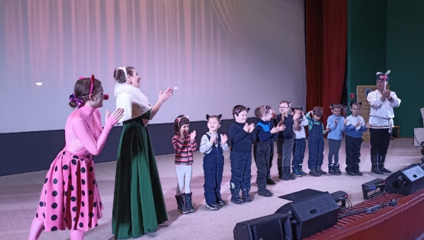 Сегодня воспитанники подготовительных групп детских садов №6 и №34 Колпинского района посетили тематическую программу "В гостях у сказки".