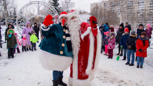 На площадке перед КДЦ "Подвиг" прошла уличная игровая программа "Рождественское чудо".