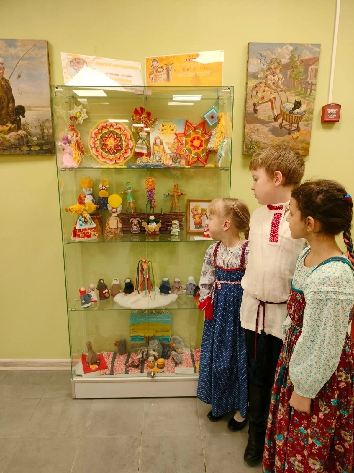 20 февраля в Детской районной библиотеке (г. Колпино, ул. Веры Слуцкой, д. 50) открылась выставка декоративно-прикладного искусства «Масленица у ворот».