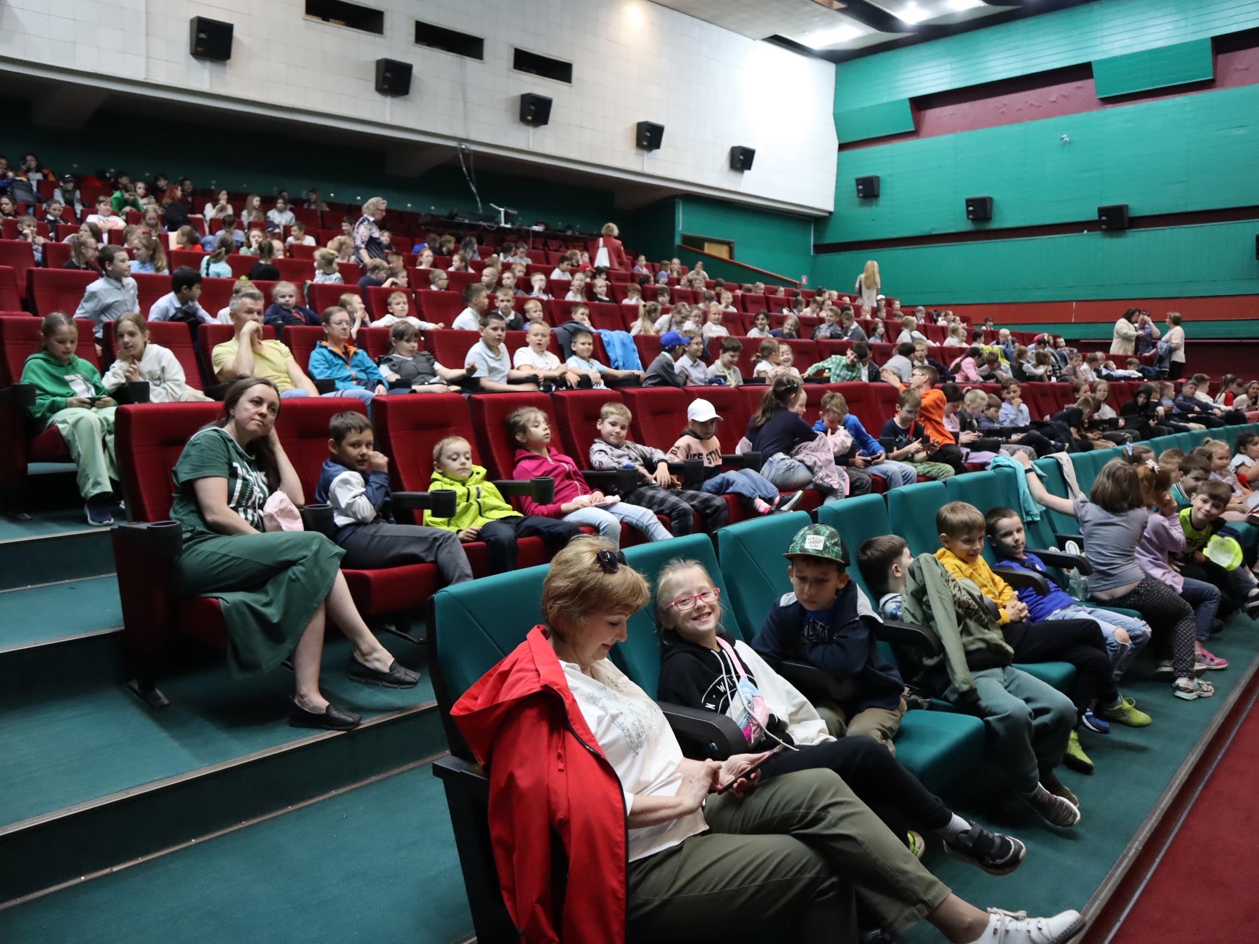 В честь окончания учебного года в культурно-досуговом центре "Подвиг" проходят бесплатные кинопоказы для школьников Колпинского района.