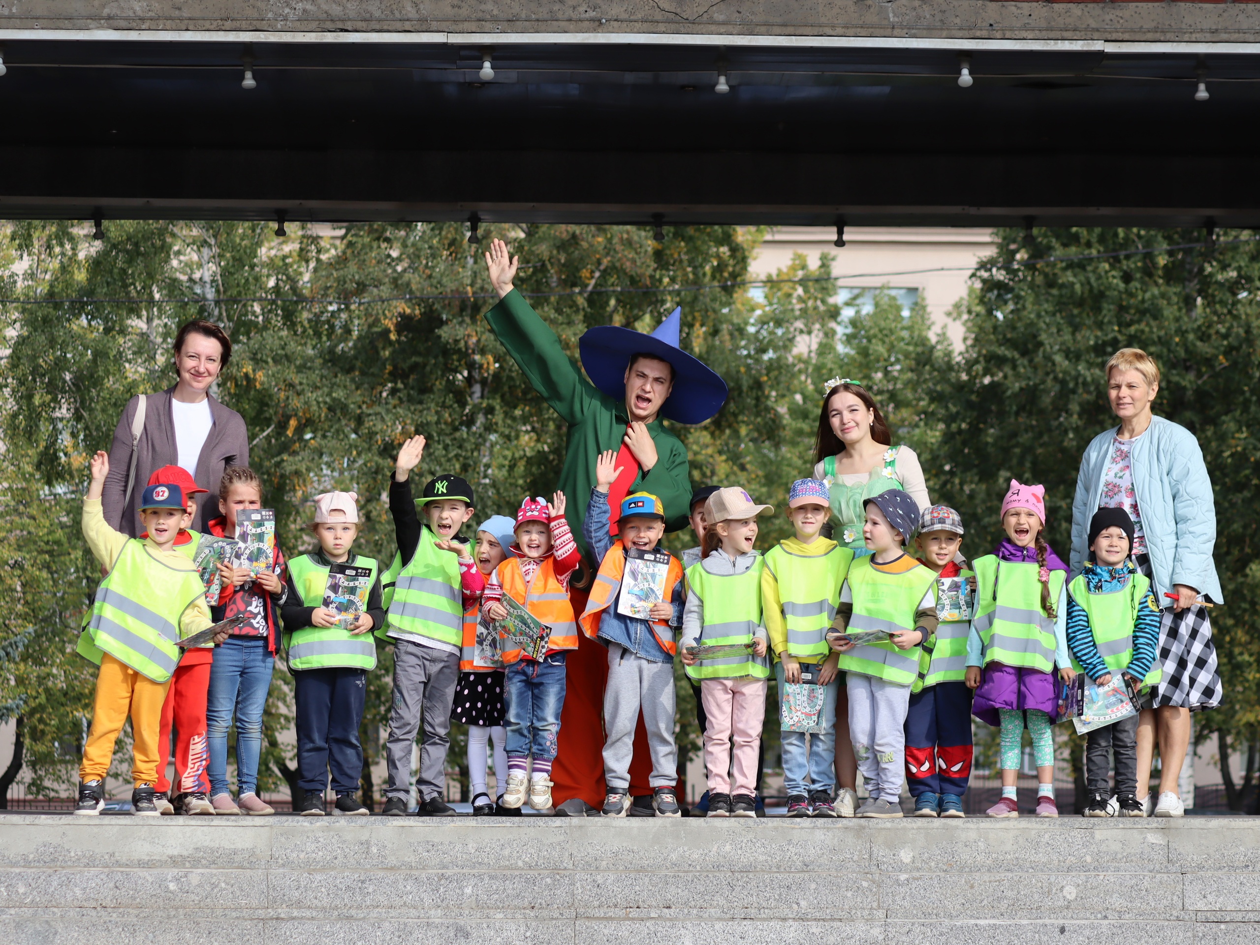 13 сентября на площадке перед КДЦ «Подвиг» прошла увлекательная игровая программа «Академия пешеходных наук» для воспитанников детского сада №9 Колпинского района.