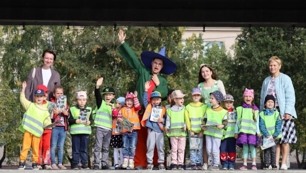 13 сентября на площадке перед КДЦ «Подвиг» прошла увлекательная игровая программа «Академия пешеходных наук» для воспитанников детского сада №9 Колпинского района.