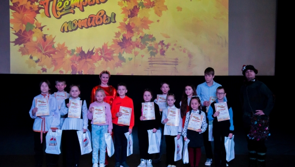 19 ноября в КДЦ "Подвиг" прошла концертно-игровая программа "Пёстрые мотивы".