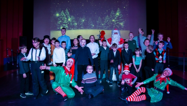 14 декабря в КДЦ «Подвиг» прошло новогоднее представление «Снежное приключение» для воспитанников ЦСРИДИ Колпинского района «Поддержка».