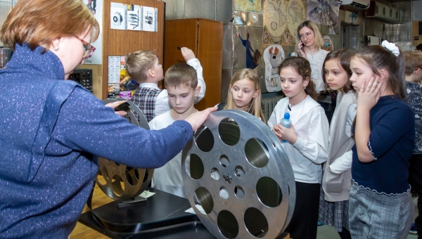 2 апреля в КДЦ «Подвиг» для учеников начальных классов школы №453 Колпинского района прошла интерактивная программа «Пойдём в кино».