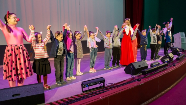 17 апреля в КДЦ «Подвиг» прошло мероприятие «В гостях у сказки» для воспитанников детских садов №6 и №58 Колпинского района.